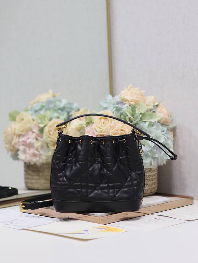 正品级 ，高版本 中号 Dior Jolie 水桶包 黑色 这款 Dior Jolie 水桶包是二零二四秋季成衣系列新品，彰显时尚风范。采用黑色牛皮革精心制作，