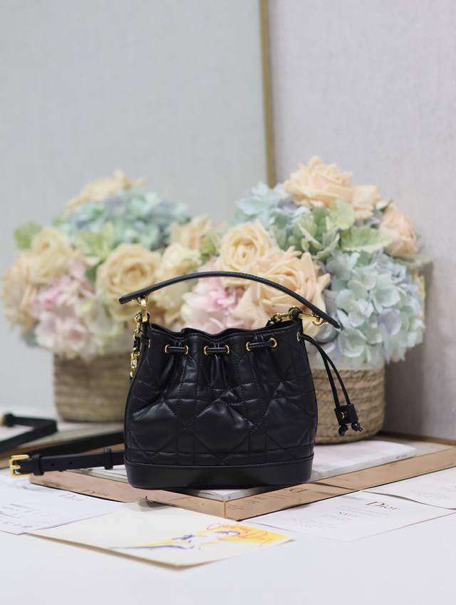 正品级 ，高版本 小号 Dior Jolie 水桶包 黑色 这款 Dior Jolie 水桶包是二零二四秋季成衣系列新品，彰显时尚风范。采用黑色牛皮革精心制作，