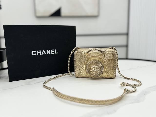 As4817 Chanel 24S 众人皆醉的相机包 搭配蛇皮高级感拉满 细节做得很是精巧 金属材质的镜头盖可以打开 整体看 会更高级一些 精致小巧的包身怎么会 - 点击图像关闭