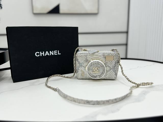 As4817 Chanel 24S 众人皆醉的相机包 搭配蛇皮高级感拉满 细节做得很是精巧 金属材质的镜头盖可以打开 整体看 会更高级一些 精致小巧的包身怎么会