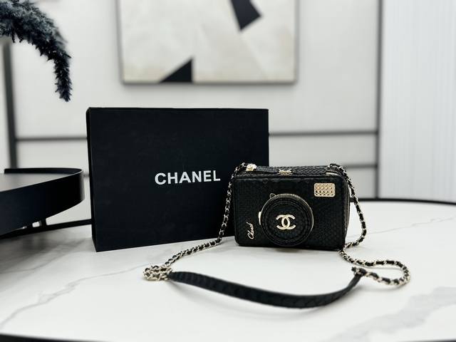 As4817 Chanel 24S 众人皆醉的相机包 搭配蛇皮高级感拉满 细节做得很是精巧 金属材质的镜头盖可以打开 整体看 会更高级一些 精致小巧的包身怎么会