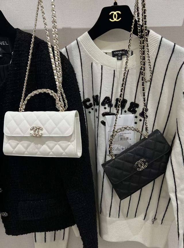 Chanel 23P新款手柄链条包 进口荔枝纹牛皮 背面还有一个口袋，特别好看！ 尺寸：10*18*4.5Cm