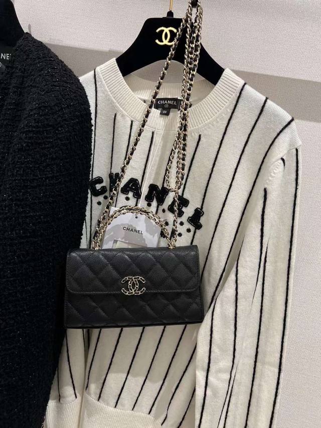 Chanel 23P新款手柄链条包 进口荔枝纹牛皮 背面还有一个口袋，特别好看！ 尺寸：10*18*4.5Cm