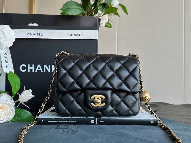 Chanel小香 型号:As1786 口盖包 这款上身背了之后真的怎么看怎么喜欢 Size是方胖子的感觉 小小方方的 配上可调节链条长度的金属球 感觉更精致了