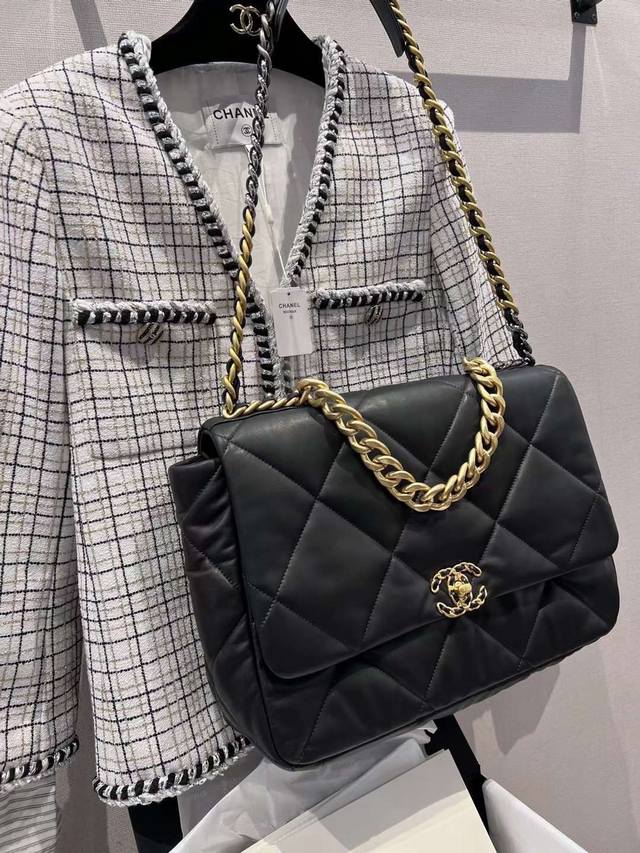 Chanel 19Bag 大号细节 36Cm 机场包 带它去开启新一年的看世界吧！ 型号：1162 尺寸：36Cm