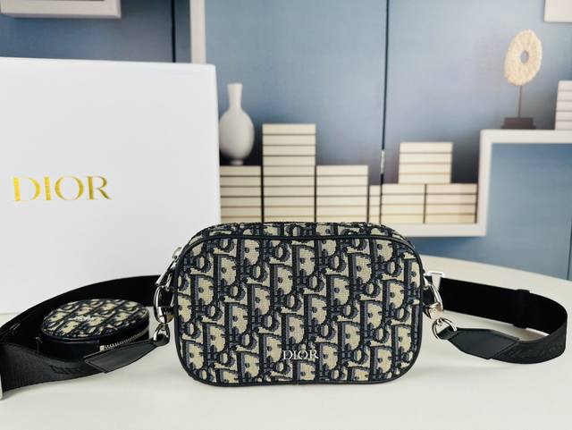 配盒子 专柜正品有售 顶级原单质量 Dior新季款斜挎布包，这款字母袋采用经典老花精心制作！空间宽敞，造型灵活，可收纳手机和各种小件日常用品。配有一个小零钱包，