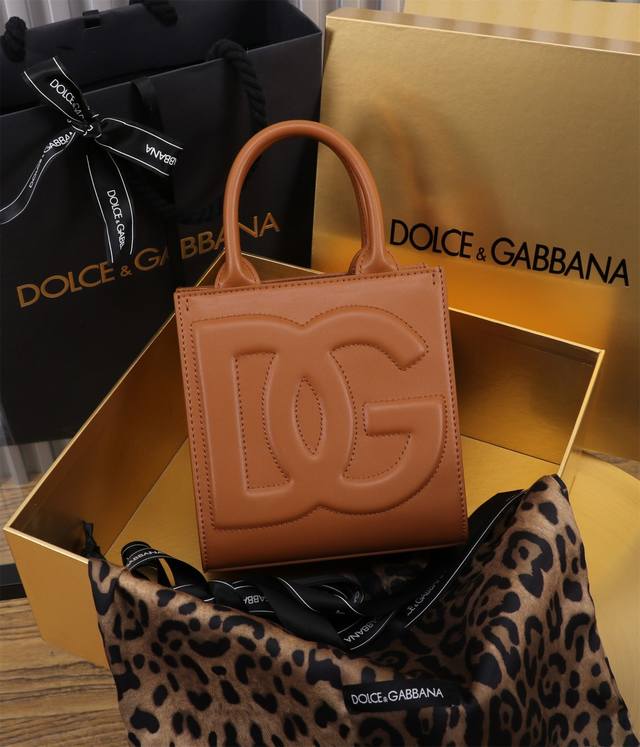 Dolce & Gabbana 杜嘉班纳 New Tote Dg Logo Bag 迷你托特包 型号：5527 Size：16.5×17.5×8Cm