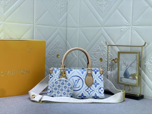 升级原版 M25318 M46653 Onthego East West 手袋本款 Onthego East West 手袋以 Monogram Tiles 帆