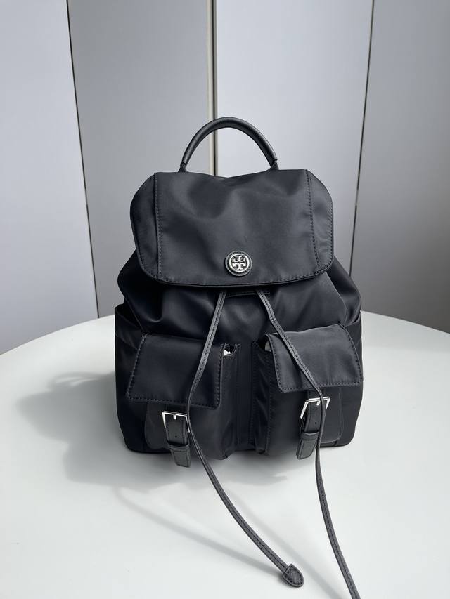 编号h069，Tory Burch 汤丽柏琦 这款包袋是经过重新演绎的90年代经典设计。它柔软、宽敞且不规则，内外配有多个口袋和舒适的带子。非常轻便，适合于日常
