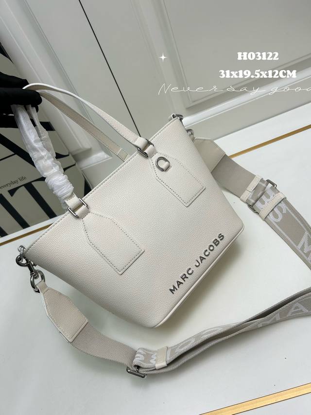新款 Marc Jacobs 荔枝纹牛皮 ，宽肩带斜挎包，型号3122、尺寸：31X19.5X12Cm