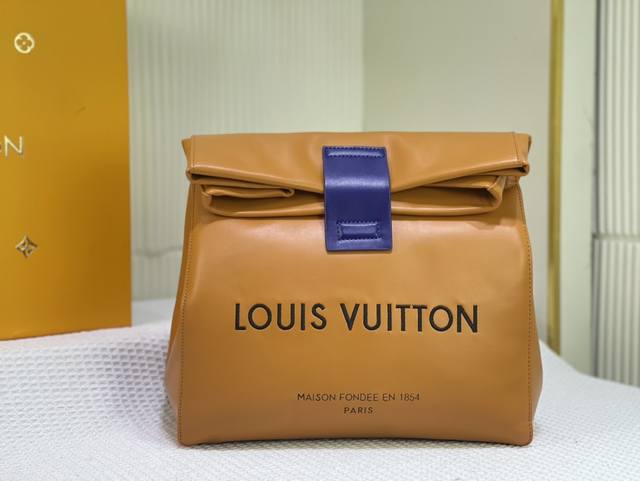 M24578，M24578 Sandwich手袋为柔软牛皮革浸染品牌购物袋的标志性色调。再将louis Vuitton和maison Fondee En1854