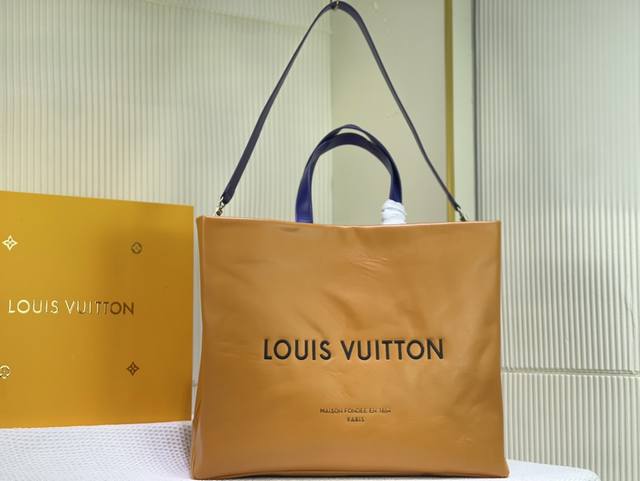 M24457 本款shopper中号手袋自路易威登购物袋设取灵感，于柔软牛皮革抒写louis Vuitton和maison Fondee En1854字样，搭配