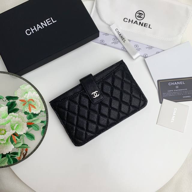 Chanel香奈儿专柜款两件套内里搭配牛皮小卡包 里外全皮 专柜款式 做工细节无可挑剔 坚持高品质 尺寸18.5*12 款号a84436 金扣 银扣