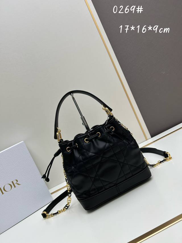 Dior Jolie 水桶包 2024年新款 彰显时尚风范。采用黑色牛皮革精心制作，饰以超大藤格纹缉面线，搭配抽绳开合，内部空间宽敞。小号款式，时尚现代，设计有