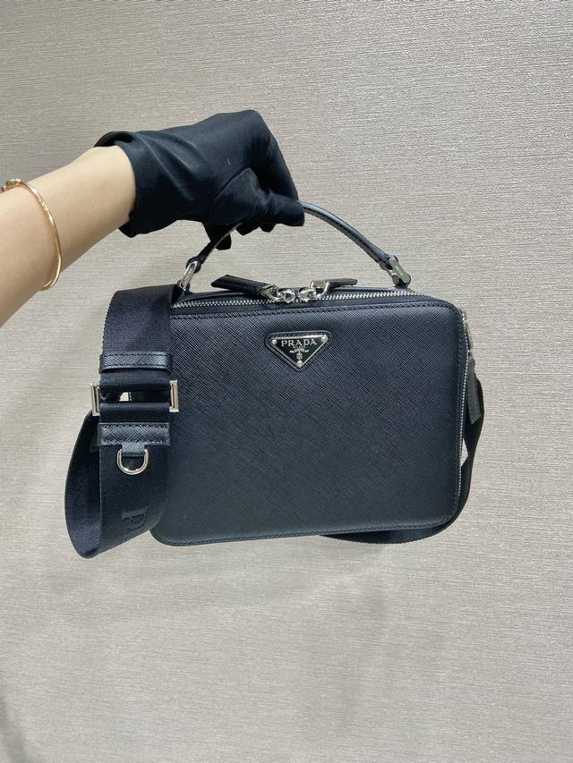 升级板2Vh069单拉 这款brique手袋采用saffiano皮革打造，简约的线条彰显醒目的格调。标志性的saffiano皮革材质是华美的代名词和意大利传统皮