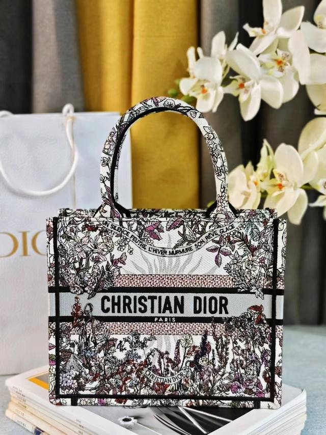 这款 Book Tote 手袋由 Dior 女装创意总监玛丽亚 嘉茜娅 蔻丽 Maria Grazia Chiuri 设计，是体现 Dior 美学的主打产品。采