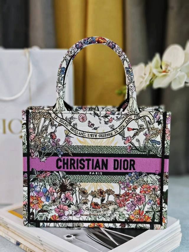 这款 Book Tote 手袋由 Dior 女装创意总监玛丽亚 嘉茜娅 蔻丽 Maria Grazia Chiuri 设计，是体现 Dior 美学的主打产品。采