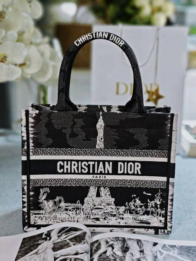 这款 Dior Book Tote 手袋由 Dior 女装创意总监玛丽亚 嘉茜娅 蔻丽 Maria Grazia Chiuri 设计，是体现 Dior 美学的主