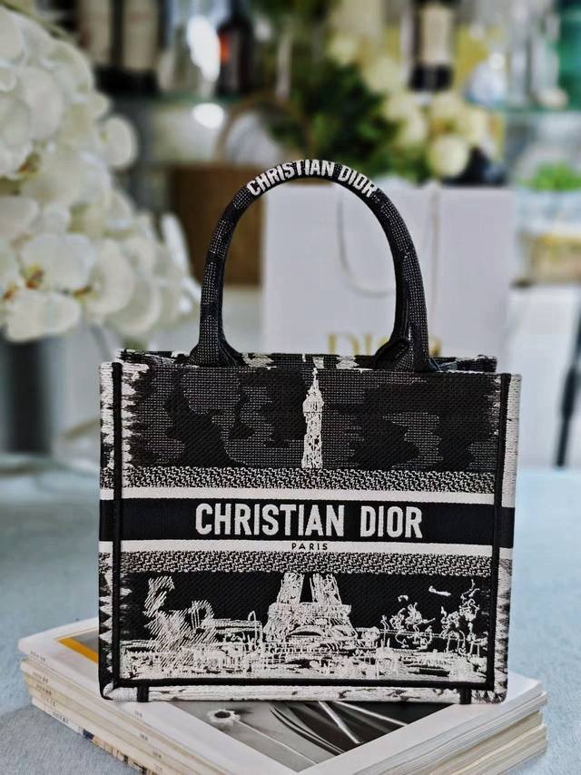 这款 Dior Book Tote 手袋由 Dior 女装创意总监玛丽亚 嘉茜娅 蔻丽 Maria Grazia Chiuri 设计，是体现 Dior 美学的主