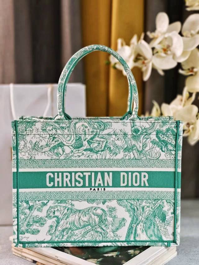 2024新颜色 这款 Book Tote 手袋由 Dior 女装创意总监玛丽亚 嘉茜娅 蔻丽 Maria Grazia Chiuri 设计，是体现 Dior 美 - 点击图像关闭