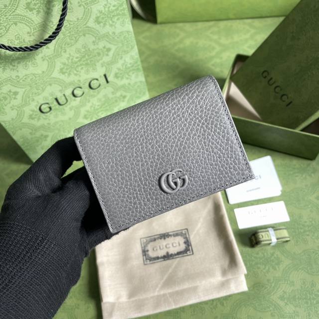 配全套原厂绿盒包装 Gg Marmont系列卡包 这款gg Marmont系列卡包采用经典耐看的黑色皮革制作，为aria-时尚咏叹调 系列再添经典之作。双g配件