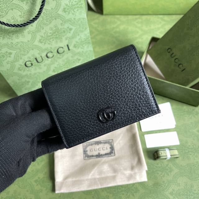 配全套原厂绿盒包装 Gg Marmont系列卡包 这款gg Marmont系列卡包采用经典耐看的黑色皮革制作，为aria-时尚咏叹调 系列再添经典之作。双g配件