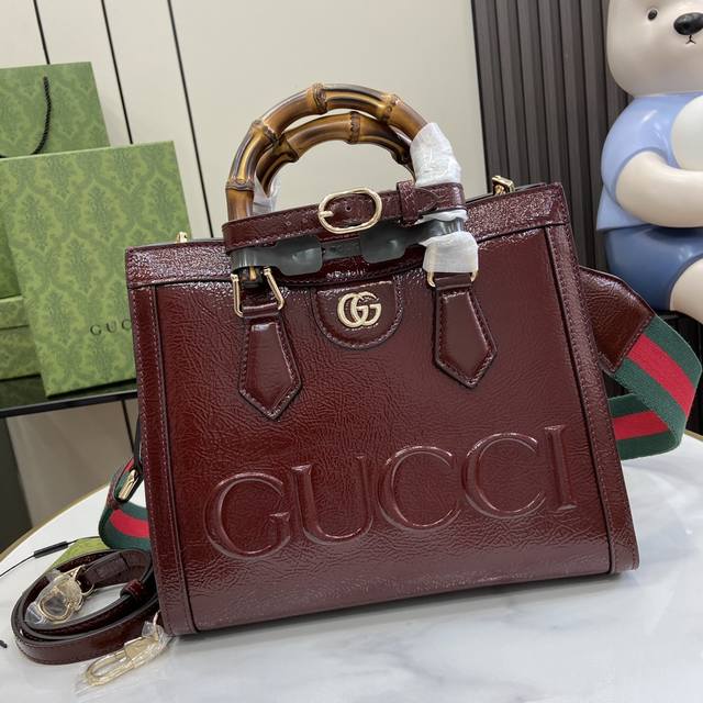 配全套原厂绿盒包装 新品 Gucci Diana系列小号托特包，酒红色调为gucci Diana系列造型挺括的包袋单品注入柔和气息，同时与竹节手柄和织带包带形成