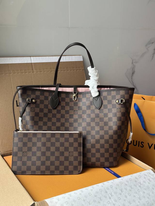 Neverfull 中号手袋 N41603中号咖啡格粉里 极具传奇色彩的 Neverfull 手袋总是能够满足您对手提包的各种需要。 容量大却不显笨重，挺括而手