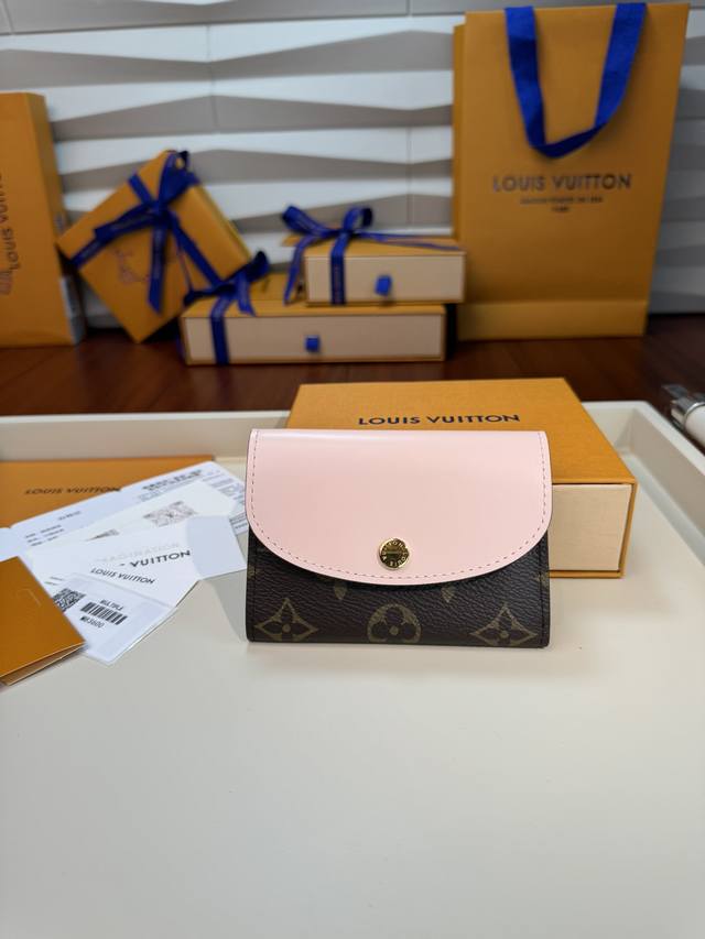 M83600 Mb特级芯片版 这款rosalie钱包将monogram帆布与彩色皮革装饰相结合，就像它的圆形折叠。这种清新，夏季的女性型号足够紧凑，可以轻松地放