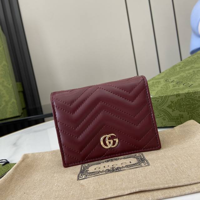 配全套原厂绿盒包装 Gg Marmont系列绗缝卡包。与不同色调的酒红色一样，Gucci经久不衰的设计每一季都会推出新的款型。在2023春夏系列中，灰绿色以历久