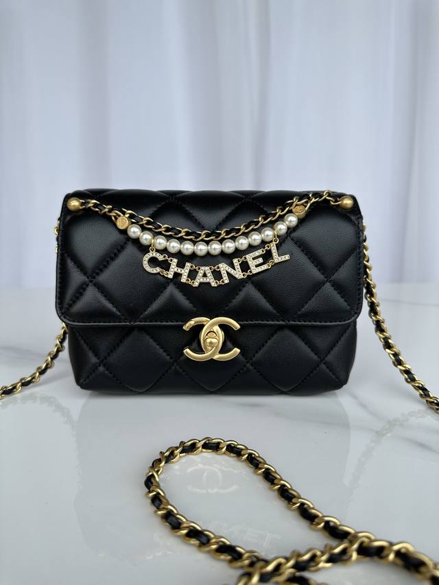 品牌:Chanel型号:As4986 简介:原单质量，经典之作，华丽与气质的前沿，是你意想不到的尊贵。皮种:原单进口羊皮，里配原版小羊皮。五金:原版五金配制尺寸