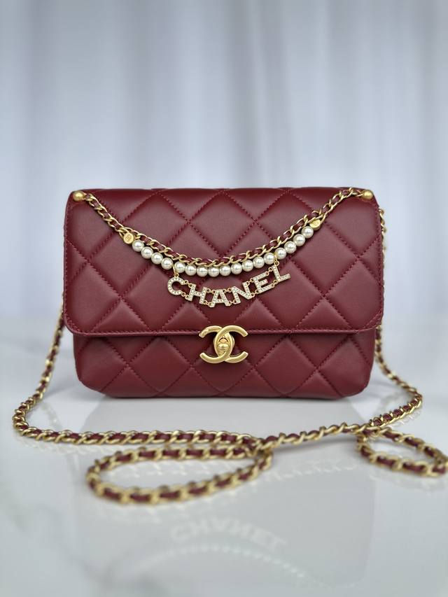 品牌:Chanel型号:As5011 简介:原单质量，经典之作，华丽与气质的前沿，是你意想不到的尊贵。皮种:原单进口羊皮，里配原版小羊皮。五金:原版五金配制尺寸