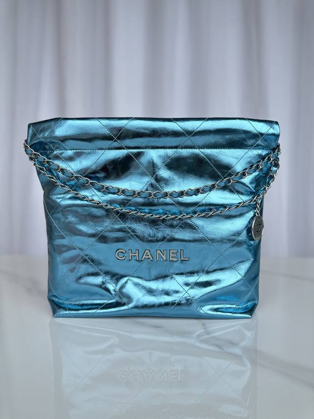 品牌:Chanel型号:As3260亮面牛皮简介:原单质量，经典之作，华丽与气质的前沿，是你意想不到的尊贵。皮种:原单进口牛皮，里配原版布。五金:原版五金配制尺