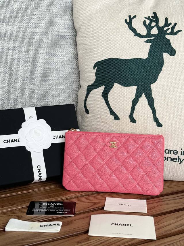Chanel 手拿包原单品质可放银行卡 头层牛皮 新款球纹菱格零钱包 手拿随身包。 编号：A P1071 尺寸：20X12.2X1Cm