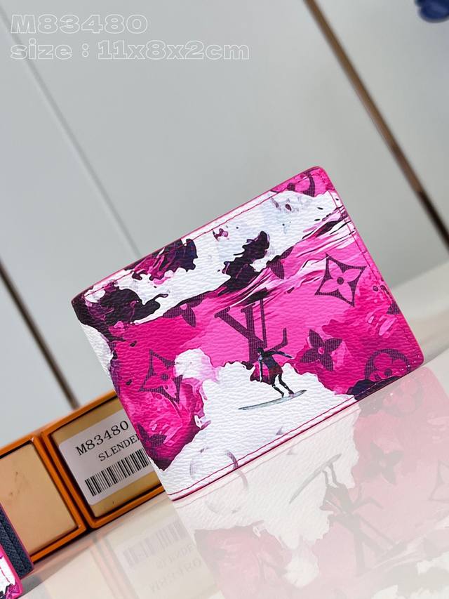 顶级原单 独家实拍 M83480紫 本款slender钱夹取材 Monogram Surfin’ 涂层帆布，以乘风破浪的弄潮儿、热带植物和 Monogram 元