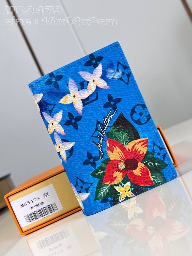 顶级原单 独家实拍 M83479蓝 本款护照套取材 Monogram Surfin’ 涂层帆布，以缤纷热带印花交叠繁复图案，洋溢浓郁夏日气息。卡片夹层和开放式口