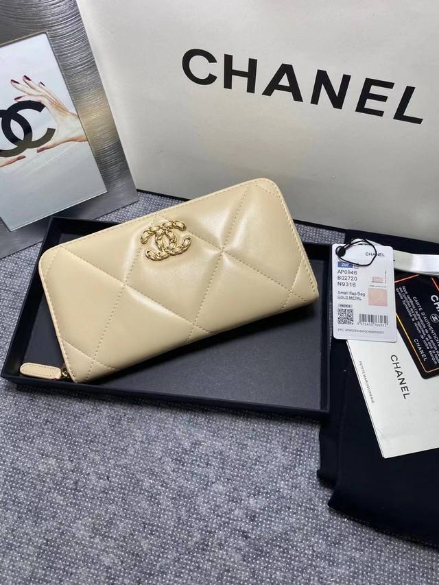 Chanel 19K非常重磅的标志性第一系列 超大菱格纹，穿链cc扣～ 原版羊皮、型号p0956、尺寸19Cm