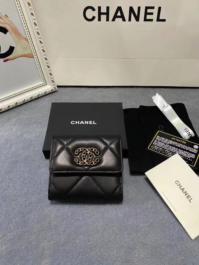 Chanel 19K非常重磅的标志性第一系列 超大菱格纹，穿链cc扣～ 原版羊皮、短款钱包型号ap0794尺寸9.3*10.6*3