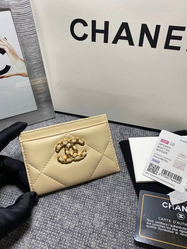 Chanel 19K非常重磅的标志性第一系列 超大菱格纹，穿链cc扣～ 原版羊皮、卡包型号ap0960，尺寸11.3*7.7*0.7