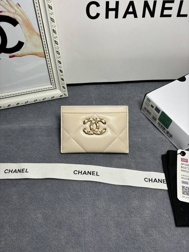 Chanel 19K非常重磅的标志性第一系列 超大菱格纹，穿链cc扣～ 原版羊皮、卡包型号ap0960，尺寸11.3*7.7*0.7