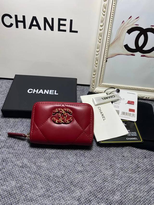 Chanel 19K非常重磅的标志性第一系列 超大菱格纹，穿链cc扣～ 原版羊皮、卡包型号ap0949 尺寸11*7.5*2.5