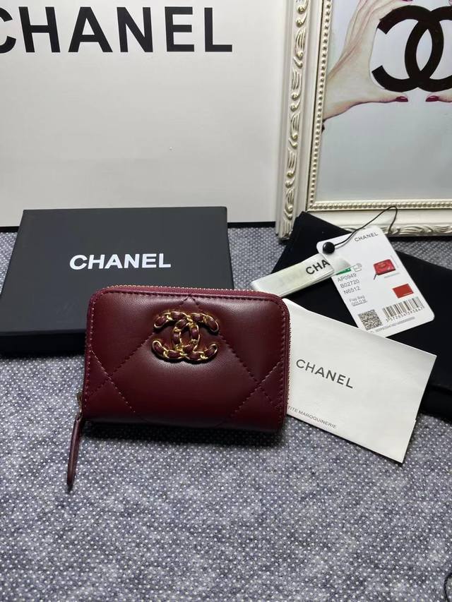 Chanel 19K非常重磅的标志性第一系列 超大菱格纹，穿链cc扣～ 原版羊皮、卡包型号ap0949 尺寸11*7.5*2.5