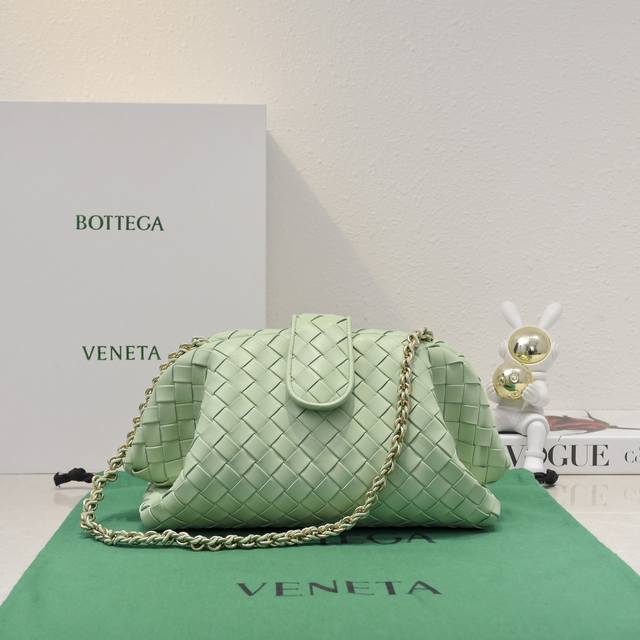 Bitters Venetia 2024夏季系列将lauren 1980 手袋重新带回大众视野，包包的设计灵感来自古罗马建筑，采用品牌标志性intrecciat - 点击图像关闭