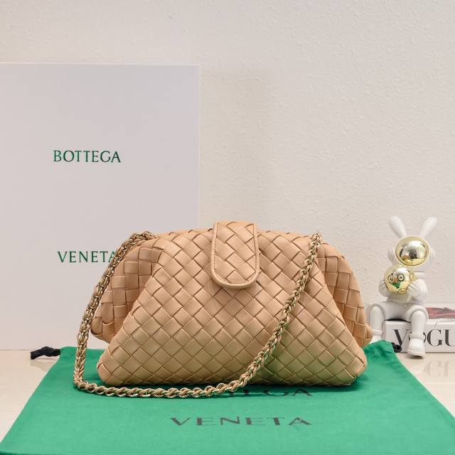 Bitters Venetia 2024夏季系列将lauren 1980 手袋重新带回大众视野，包包的设计灵感来自古罗马建筑，采用品牌标志性intrecciat