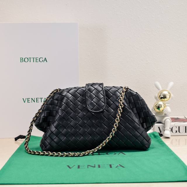Bitters Venetia 2024夏季系列将lauren 1980 手袋重新带回大众视野，包包的设计灵感来自古罗马建筑，采用品牌标志性intrecciat - 点击图像关闭