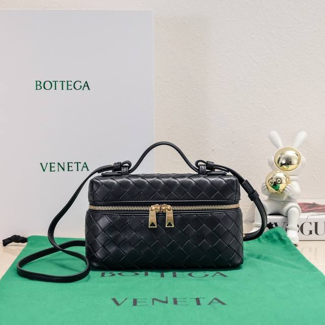 Bottega Veneta 24春夏編織拉鍊斜挎包 一款可以做化妝包的斜挎包包，精緻的編織，小巧的包身，是即將到來的夏天必不可少的穿搭點綴，雙拉鍊也更好的保護 - 点击图像关闭
