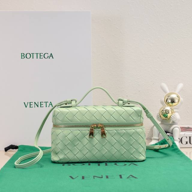 Bottega Veneta 24春夏編織拉鍊斜挎包 一款可以做化妝包的斜挎包包，精緻的編織，小巧的包身，是即將到來的夏天必不可少的穿搭點綴，雙拉鍊也更好的保護