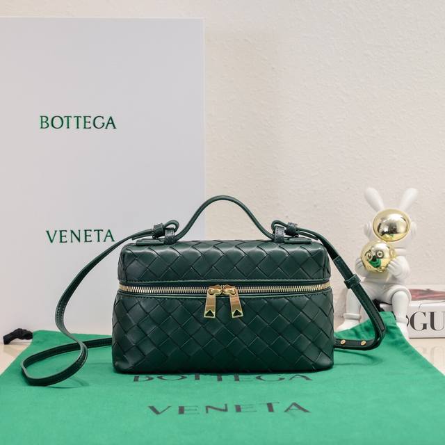 Bottega Veneta 24春夏編織拉鍊斜挎包 一款可以做化妝包的斜挎包包，精緻的編織，小巧的包身，是即將到來的夏天必不可少的穿搭點綴，雙拉鍊也更好的保護 - 点击图像关闭