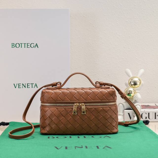 Bottega Veneta 24春夏編織拉鍊斜挎包 一款可以做化妝包的斜挎包包，精緻的編織，小巧的包身，是即將到來的夏天必不可少的穿搭點綴，雙拉鍊也更好的保護