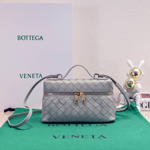 Bottega Veneta 24春夏编织拉链斜挎包 一款可以做化妆 的斜挎 精致的编织，小巧的包身，是即将到来的夏天必不可少的穿搭点缀，双拉链也更好的保护了
